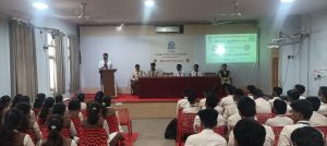 स्वेरीमध्ये पंडित दीनदयाळ उपाध्याय यांची १०९ व्या जयंती निमित्त विद्यार्थ्यांना मार्गदर्शन करताना डॉ. यशपाल खेडकर सोबत राष्ट्रीय सेवा योजना कार्यक्रम अधिकारी प्रा. अमोल चौंडे, प्रा. गिरीश फलमारी व विद्यार्थी.